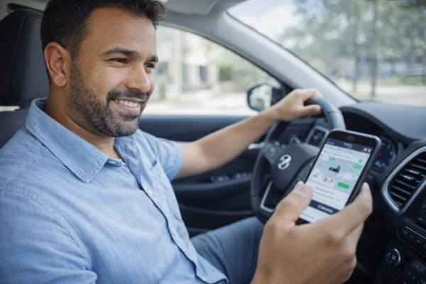 Seguro para motorista de aplicativo em 2026Motorista de aplicativo usando aplicativo no celular com segurança e tranquilidade em 2026