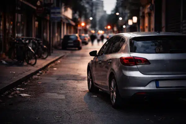 arro hatch estacionado em rua urbana ao entardecer representando seguro auto barato em 2026