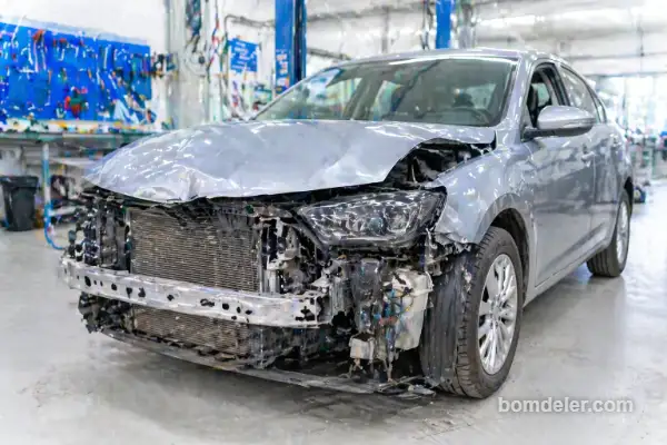 quanto custa consertar carro batido em 2026 com veículo danificado em oficina iluminada