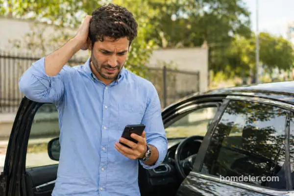 quanto custa ficar sem seguro em 2026 homem preocupado analisando erro após problema com carro