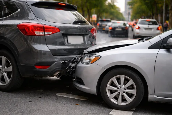 colisão leve entre carros no trânsito urbano mostrando impacto do seguro completo ou só terceiros em 2026