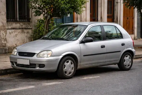 carro antigo estacionado em rua urbana representando decisão entre seguro completo ou só terceiros em 2026