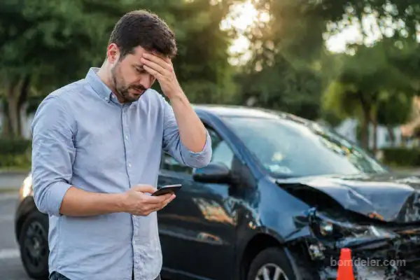 homem preocupado após acidente de carro relacionado a agravamento de risco e seguro negado em 2026