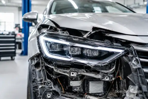 carro com farol full LED quebrado em peças automotivas mais caras em 2026