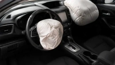 quanto custa acionar airbags após uma batida em 2026 com airbags disparados em carro moderno