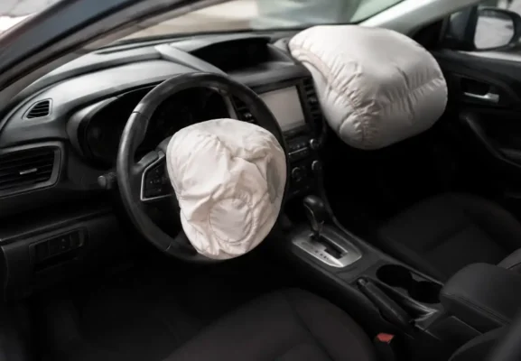 quanto custa acionar airbags após uma batida em 2026 com airbags disparados em carro moderno