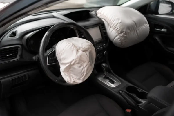 quanto custa acionar airbags após uma batida em 2026 com airbags disparados em carro moderno