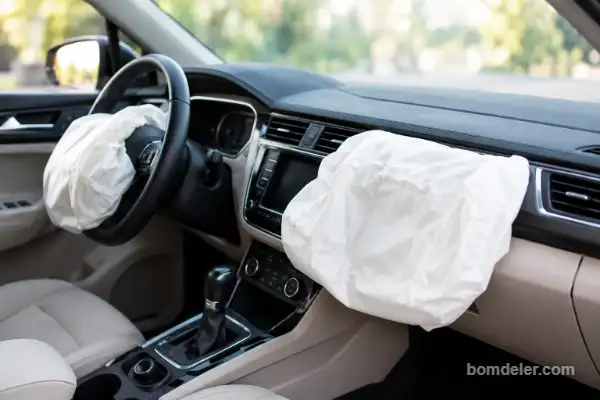 quanto custa acionar airbags após uma batida em 2026 com airbags modernos acionados em carro de luxo