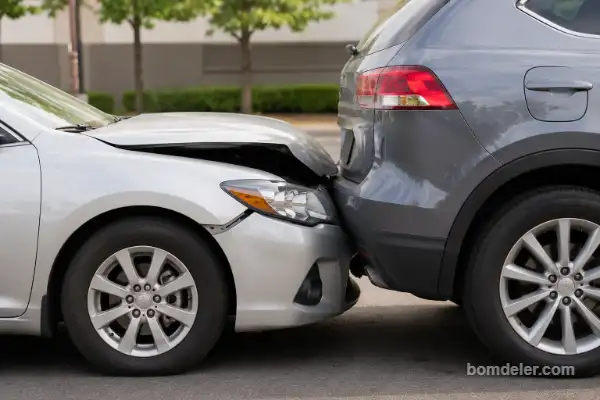 Batida entre dois carros causando danos que podem acionar sistemas automotivos caros