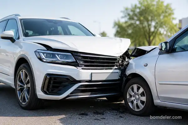 Prejuízo de uma pequena colisão envolvendo um veículo mais caro após acidente entre um SUV de luxo e um carro compacto
