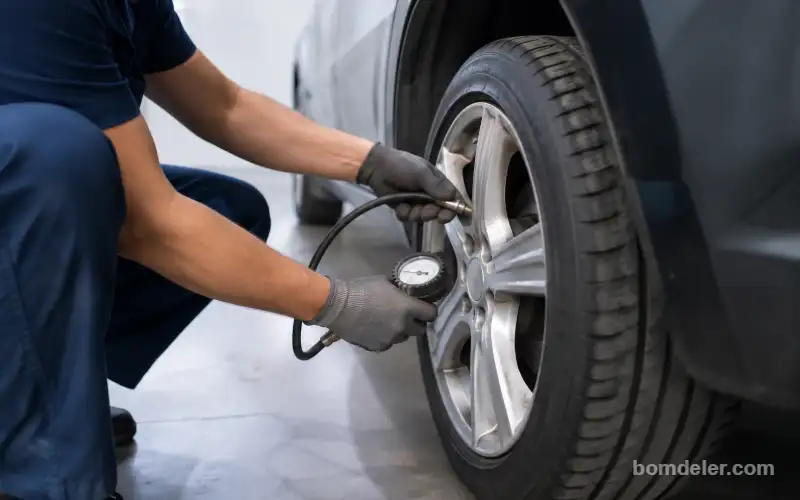 Carro gastando muito combustível: motorista verificando a calibragem correta dos pneus para reduzir o consumo.