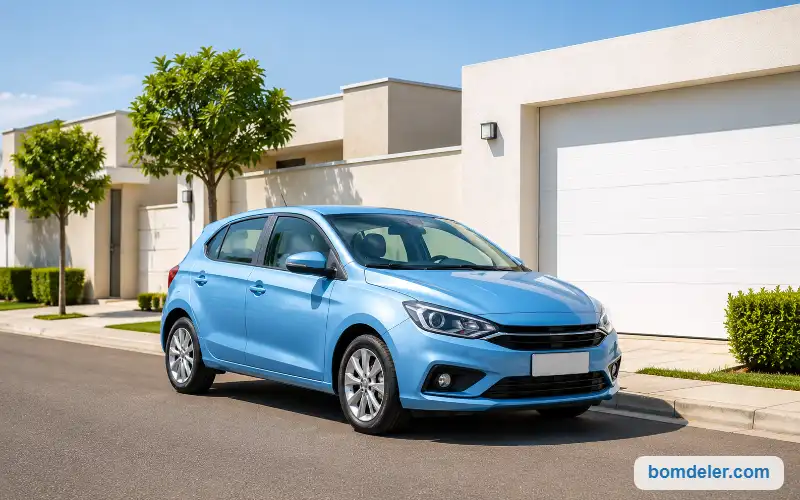 Carro azul-claro estacionado na rua em frente a uma residência com garagem.