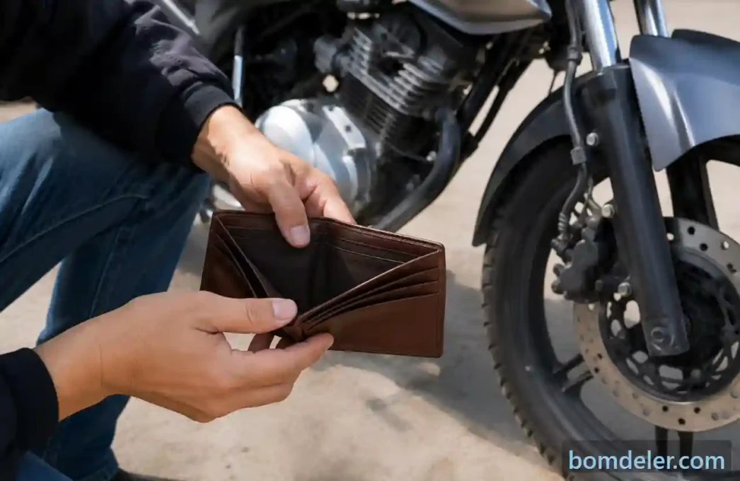 Pessoa com carteira vazia ao lado de uma moto, representando o custo da franquia do seguro.