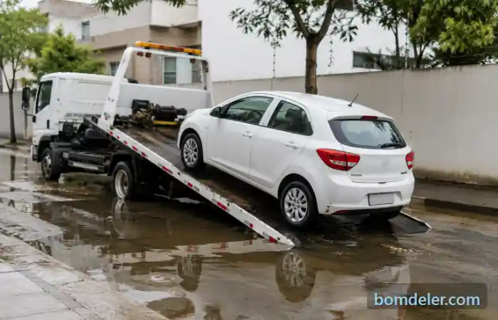 Seguro de carro cobre enchente com veículo sendo retirado por caminhão-guincho após alagamento.