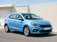 Seguro para carro sem garagem com carro azul-claro estacionado na rua em frente a uma residência com garagem.