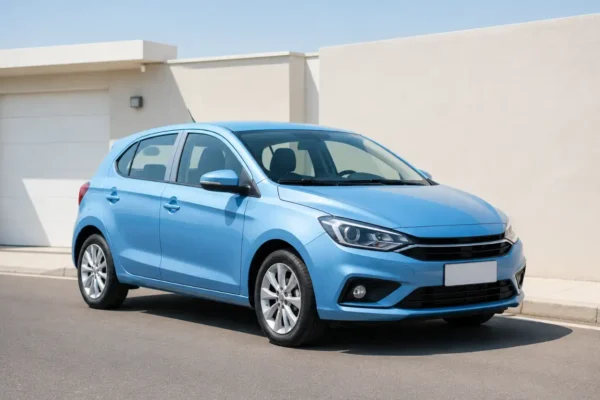 Seguro para carro sem garagem com carro azul-claro estacionado na rua em frente a uma residência com garagem.